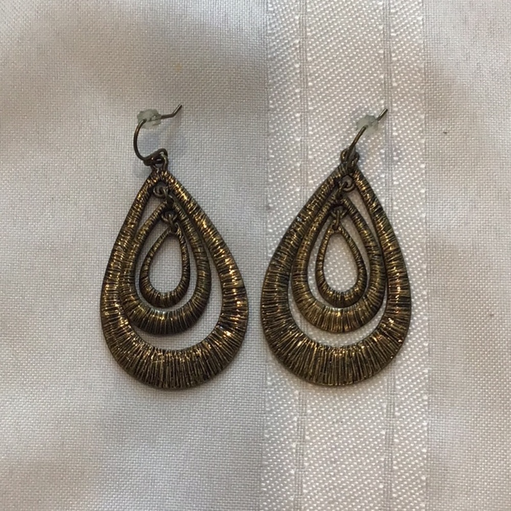 Kiam Family gold/black textured tear drop earrings used great condition